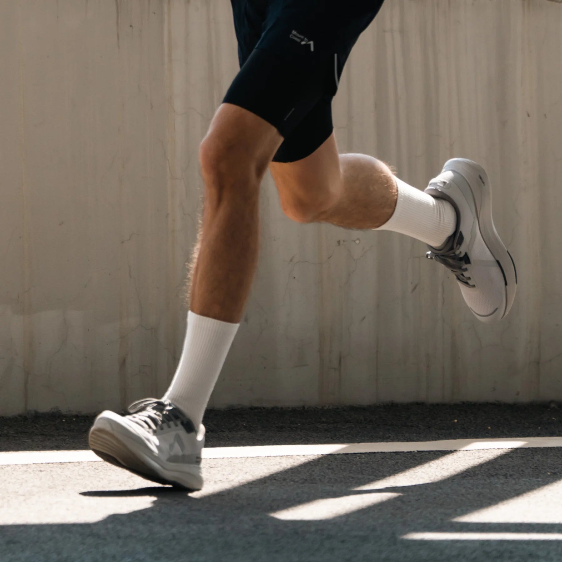 Runner wearing Mount to Coast P1 Cinder shoes #Color_cinder